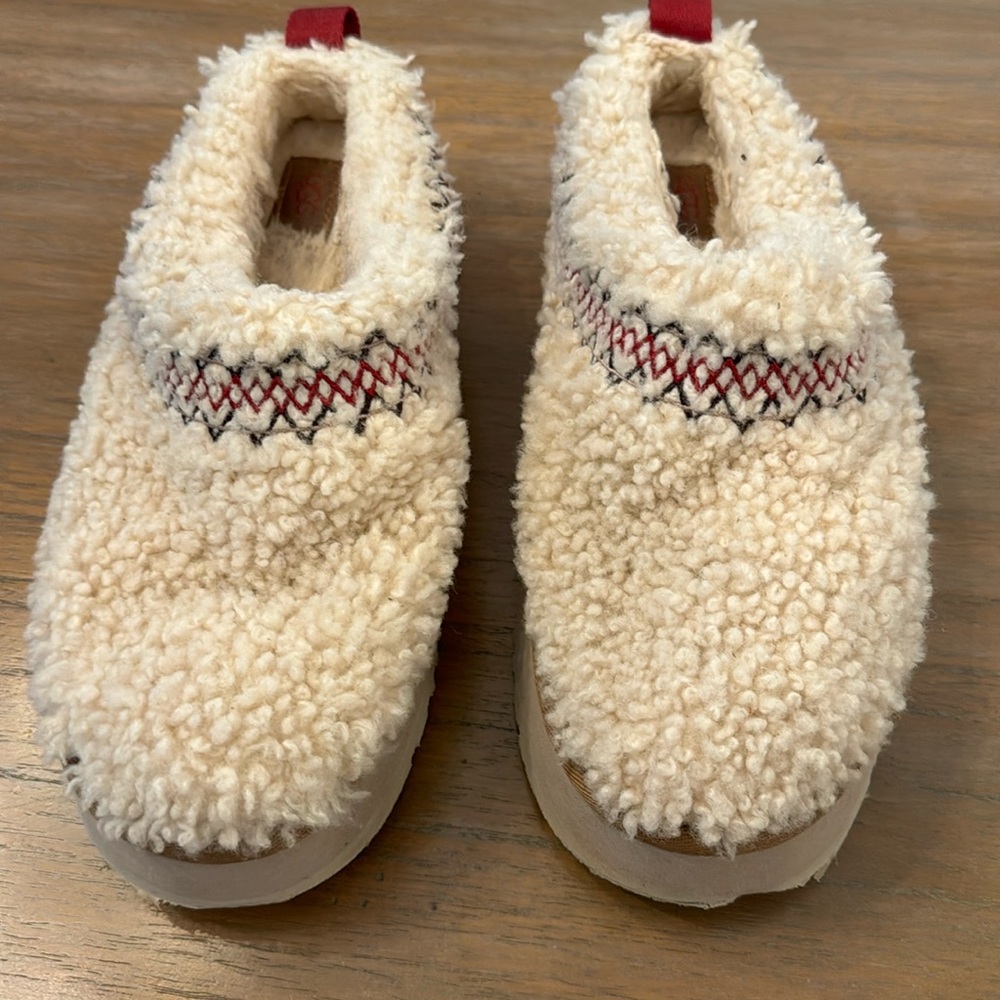 Ugg Tazz sherpa s- 8 Has a little wear on the bottom front and heel.